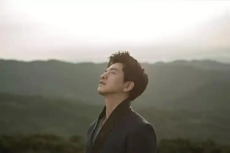 李健再度爆红:"禁欲"过后,他成了700万男女的最终幻想