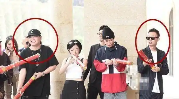 bridge跟妻子是大学同学,两人相恋多时,去年公布领证.