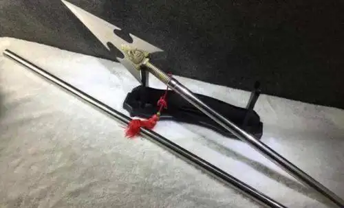 而在这历史之中,人们身边最为常见的武器,就是最实用又能保命的长枪.