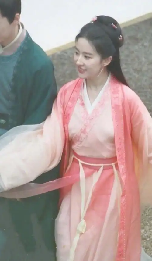 梦回赵灵儿刘亦菲新剧路透曝光娇俏粉嫩仙气飘飘