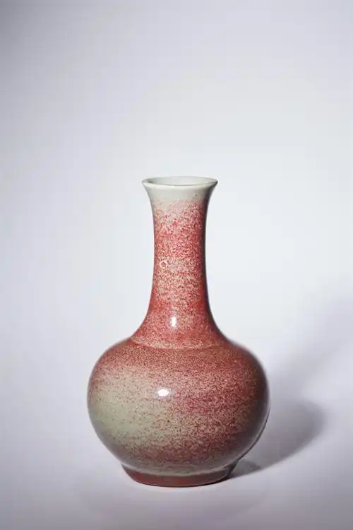 清康熙红釉长颈瓶