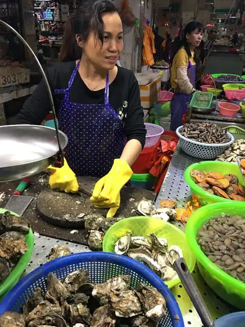 第一站海泳       早餐后去了海边游泳,人不多,老兄弟间就应该