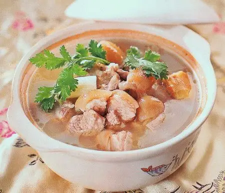 家常菜 您的位置: 首页 炖菜2,猪肘子去毛,洗净,切成4厘米见方的块.