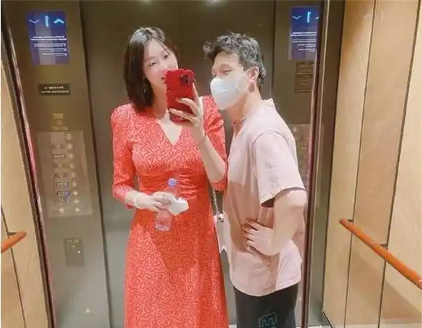 排球女将惠若琪,嫁矮个博士丈夫,婚礼上郎平落泪送祝福