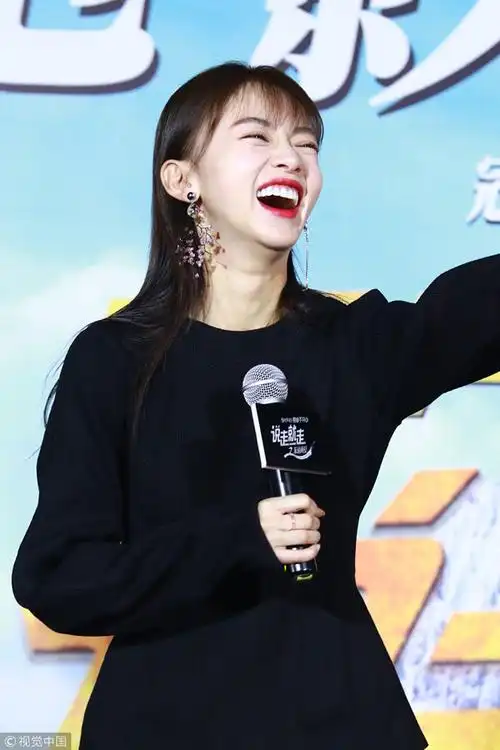 社会我魏姐!吴谨言放飞自我 咧嘴大笑吐舌搞怪