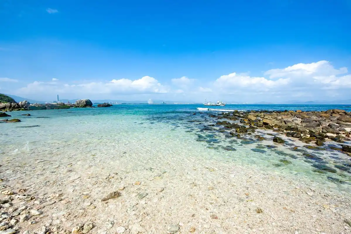 蜈支洲岛旅行攻略 在中国海南岛的三亚市附近,有一座小岛,名为蜈支洲