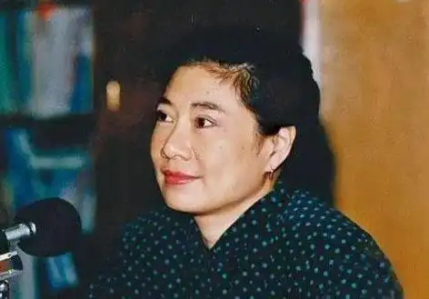 18岁未婚先孕,40年不认儿子:亦舒的人生比《玫瑰的故事》精彩