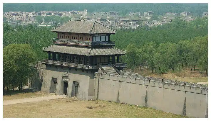 唐代景区占地150亩,建有长安,汴梁,洛阳三座城楼,唐宫大殿,议事军帐