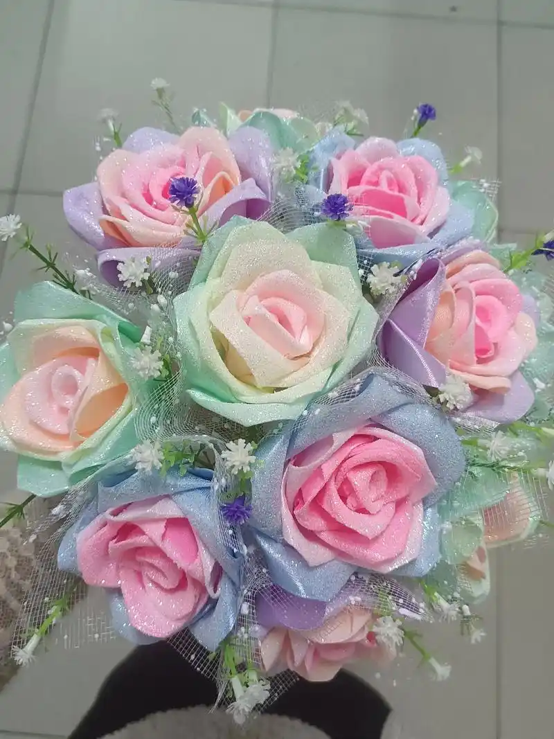 手工玫瑰花也称为永生花就是做起来有点费时