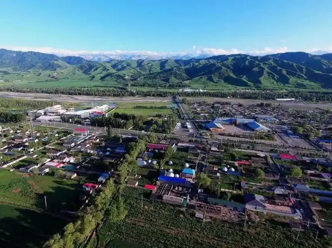 巩乃斯河流经那拉提镇