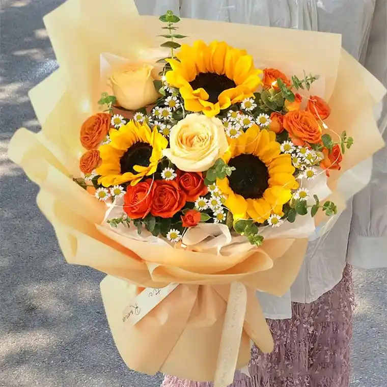 今天试用了这束向日葵香槟玫瑰混搭花束,真的太美了!