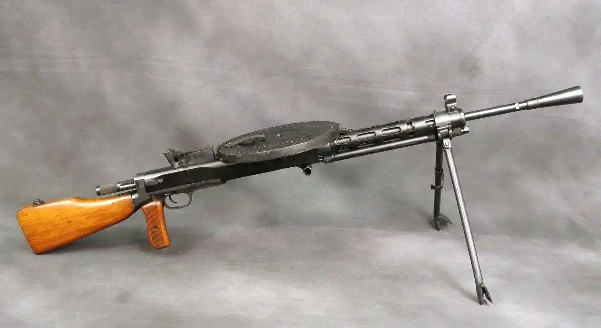 二战中苏联的大盘鸡dp机枪,对比美国的约翰逊1941机枪,谁更强?