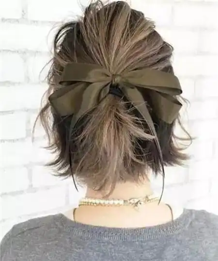 头发扎辫起来再配个头巾,时尚又温婉.