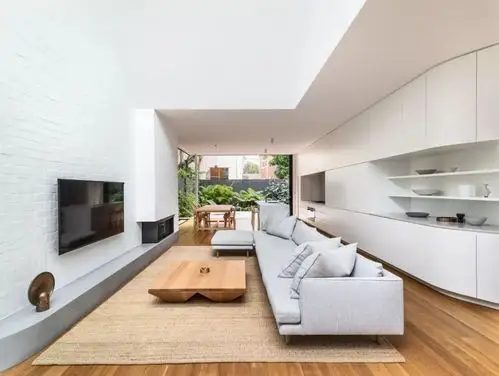 的家具两者相互协调,尽显简约的魅力住宅设计为地面上由内部庭院连接