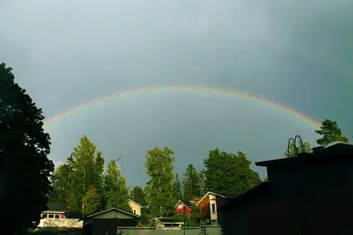 雨后一道美丽的彩虹出现