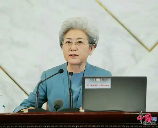 背后的故事更加凄美…… 写美篇   这首歌的词作者吉日格楞在文革那不