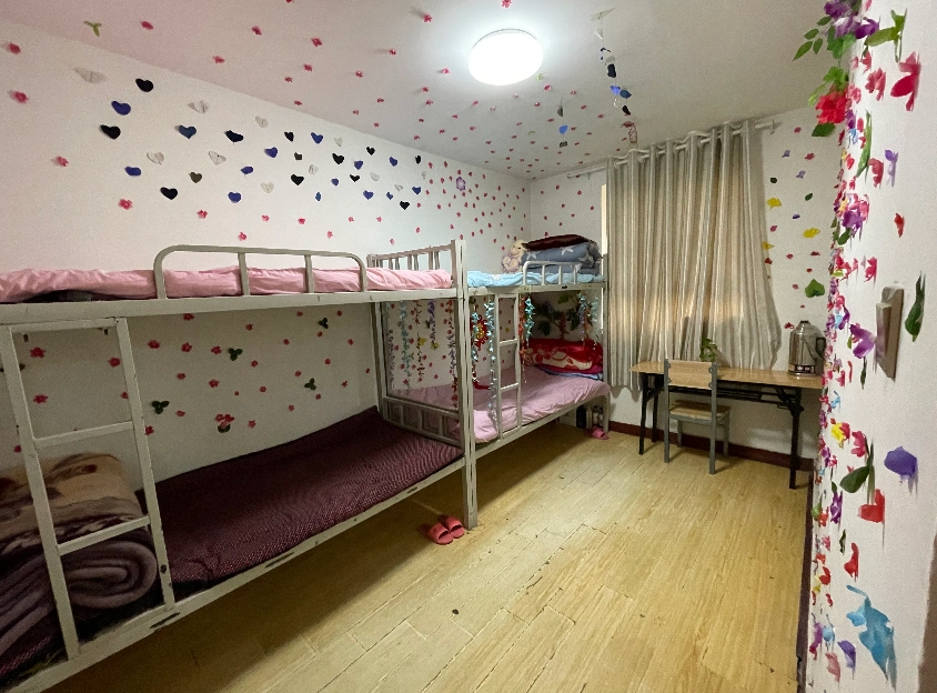 女工热娜古丽·古哈拉木温馨的宿舍