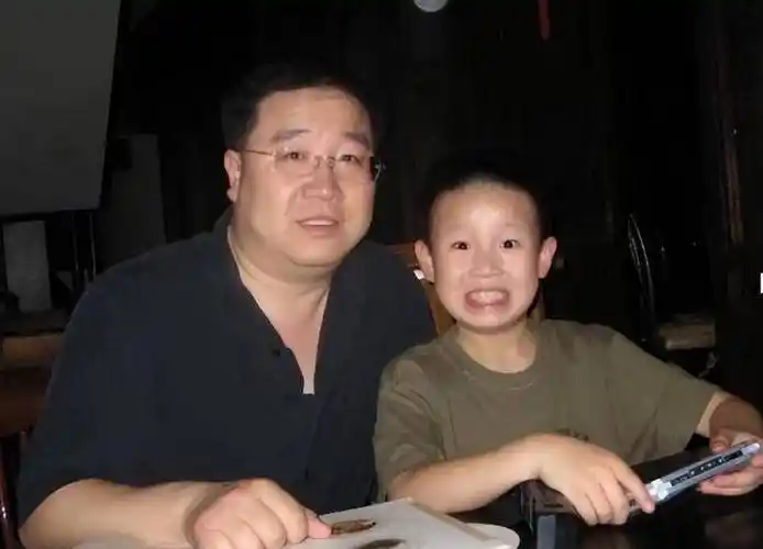 巴图仅用一句话,就将生父英达的自尊按在地上摩擦_父亲_儿子_英如