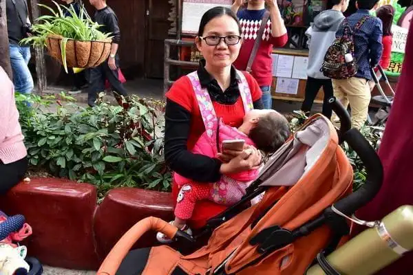 国内景区普遍缺母婴室哺乳母亲喂食孩子不得不躲到厕所里