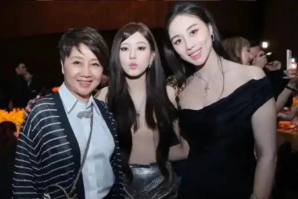 范思哲晚宴赵露思和赌王四太梁安琪何超欣合影