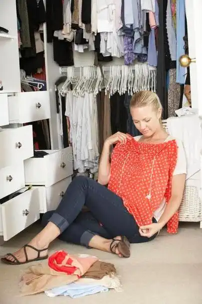 儿媳收拾孩子穿不了的衣服准备送给亲表妹,婆婆说她只想着娘家人