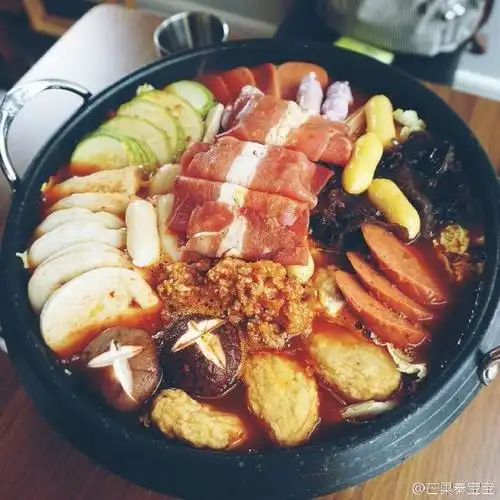 韩国火锅,芝士年糕,蘑菇,香肠,泡菜