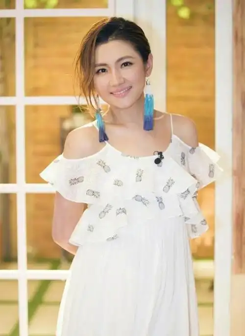 41岁任家萱官宣得子晒母子合照曝光儿子正面照发文感慨引热议