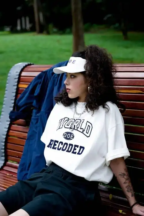 遮阳帽在夏天是很好的选择,私底下也比较喜欢西海岸风格,所以喜欢把