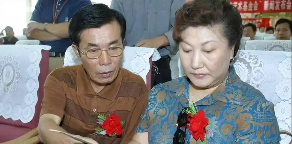 高秀敏去世17年后,何庆魁回到老婆身边,女儿的坚持让人泪目_张艳茹