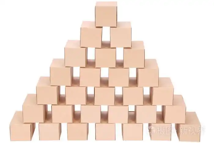 纸板箱盒子里的金字塔