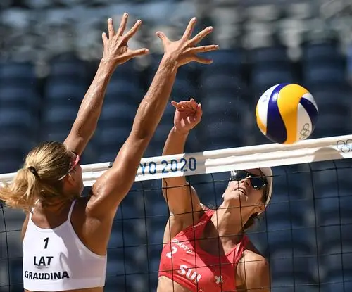 沙滩排球女子铜牌赛瑞士组合获得铜牌