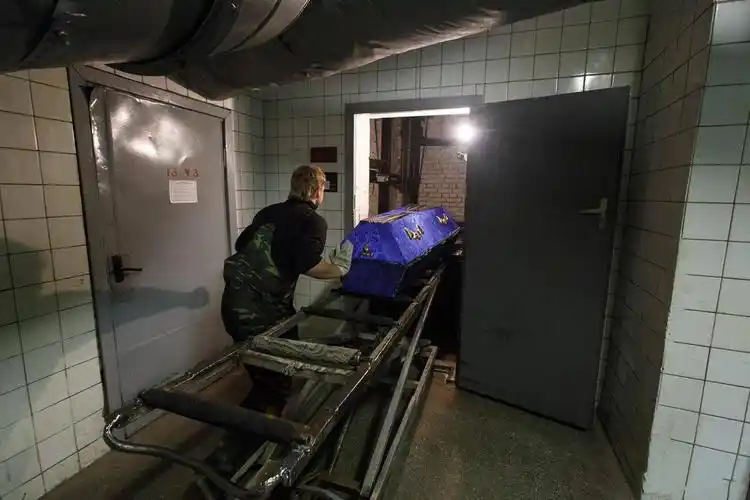 美国火葬场不够用为保护群众健康洛杉矶放开了烧