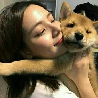 女生抱着狗头像与狗合拍的头像