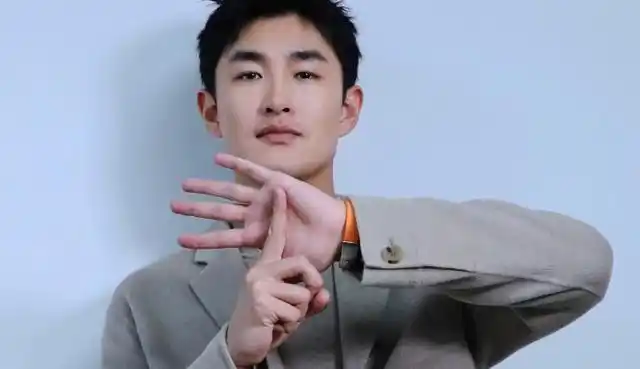 王彦霖晒与艾佳妮毕业合照承认恋情,东北爷们的文案也太细腻了!