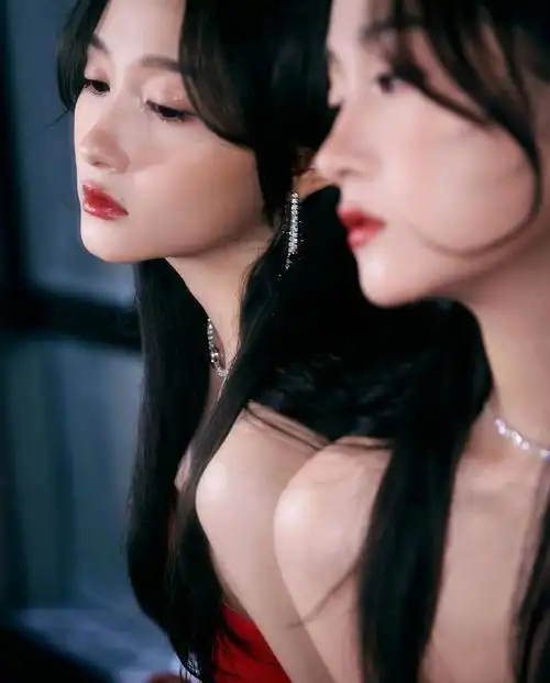 关晓彤红色裹胸性感小礼服绝色写真