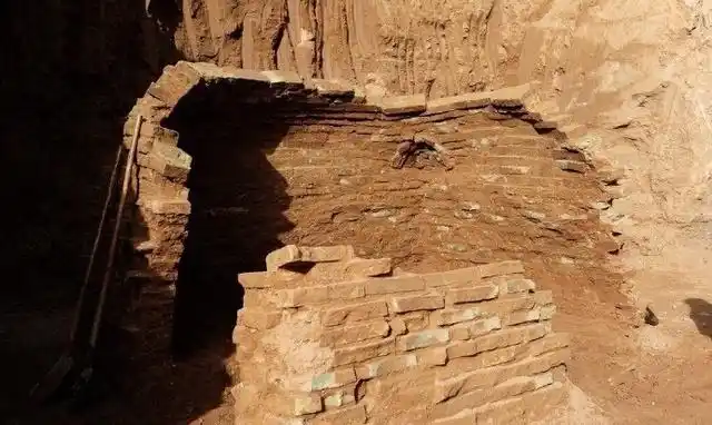 图为在新疆库车发现的一座青砖古墓,这是迄今为止被盗最惨的一座古墓