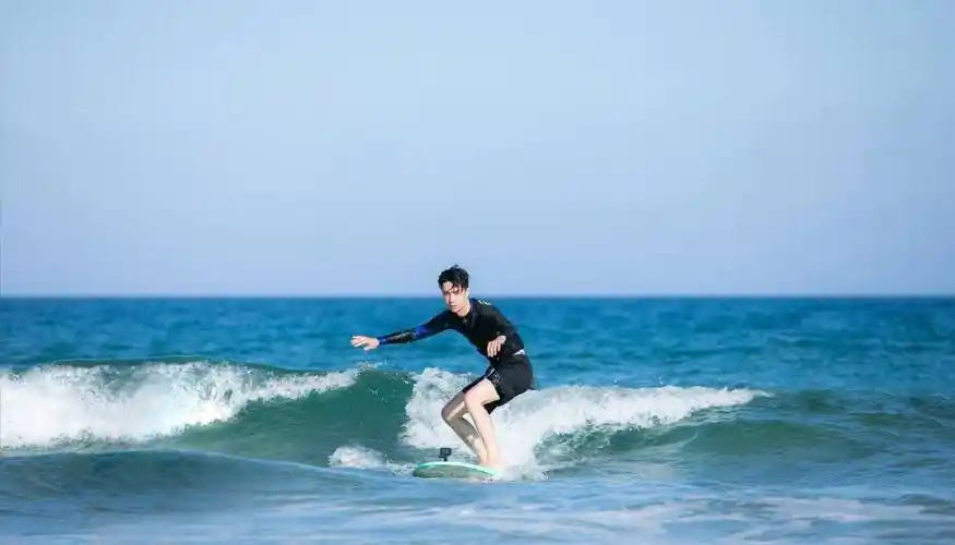 原创酷盖男孩王一博技能满满演员赛车街舞如今又添冲浪谁不喜欢