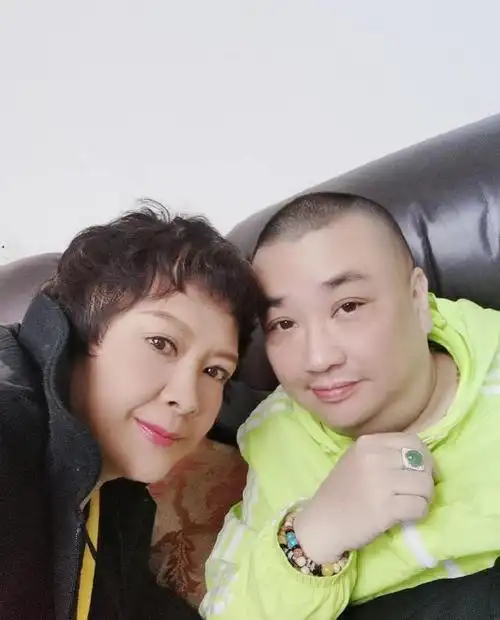 51岁陈坚雄猝死,《外来媳妇本地郎》剧组哀悼,虎艳芬晒合影送别