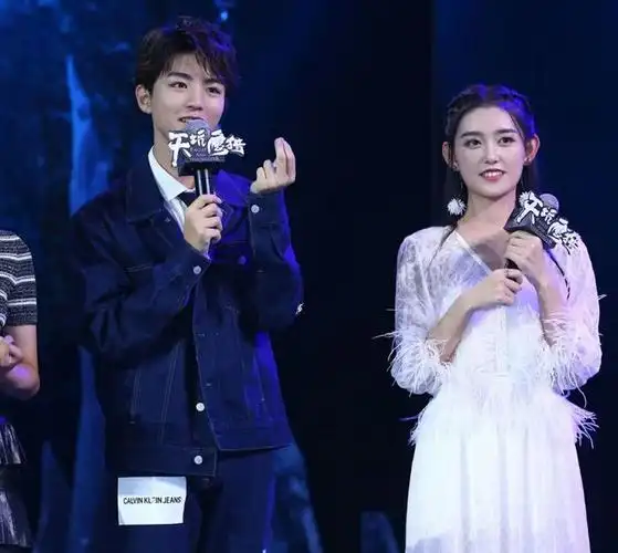 王俊凯和蒋依依同台,有谁注意小凯的一个小动作,网友直呼好甜