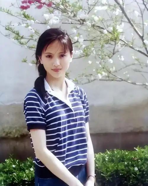 演员陶慧敏嫁初恋老公恩爱几十年婚后生一女一家三口幸福甜蜜