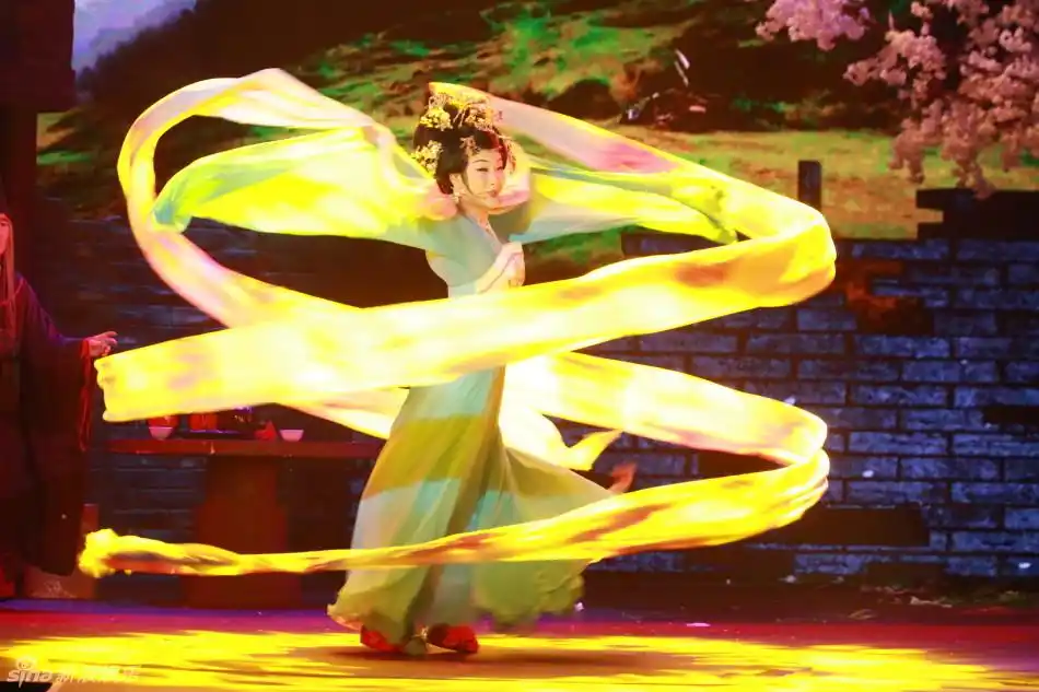 李玉刚扮杨贵妃 秀婀娜羽衣舞_高清图集_新浪网