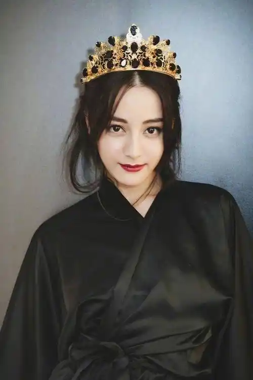 迪丽热巴,92年出生新疆,杨幂旗下的艺人,大眼睛,高鼻梁,小嘴唇,瓜子脸