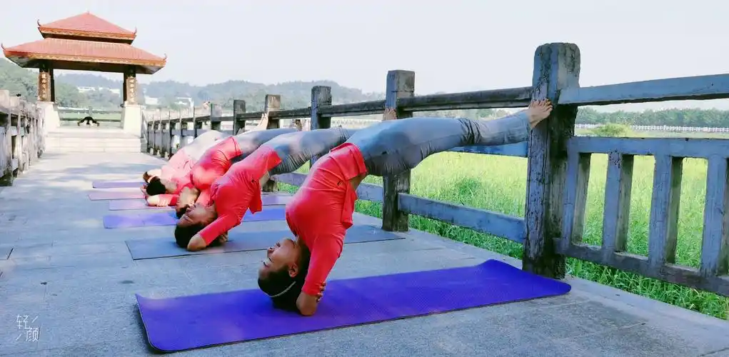 户外瑜伽集体照,这样拍太美了!