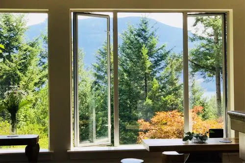 窗外的风景美不胜收.