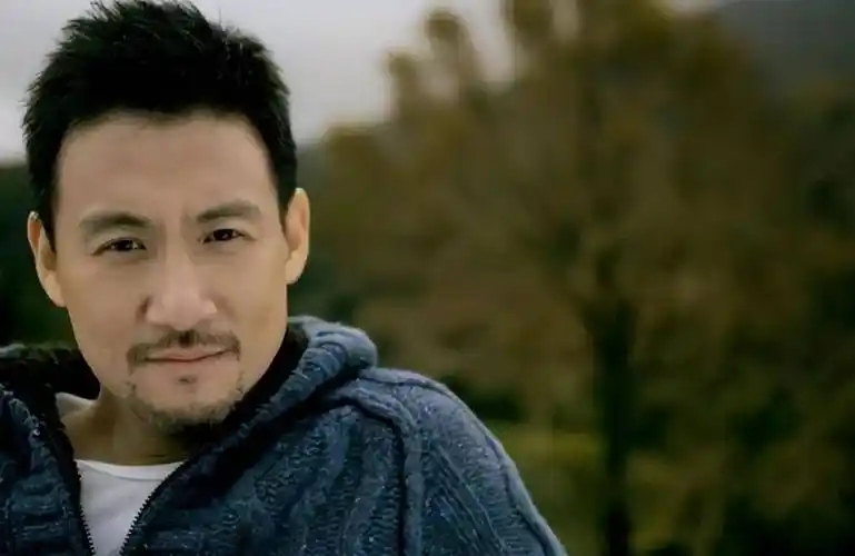 尽管是宝丽金公司的力推新人,可是从张学友的第3张专辑开始,唱片的