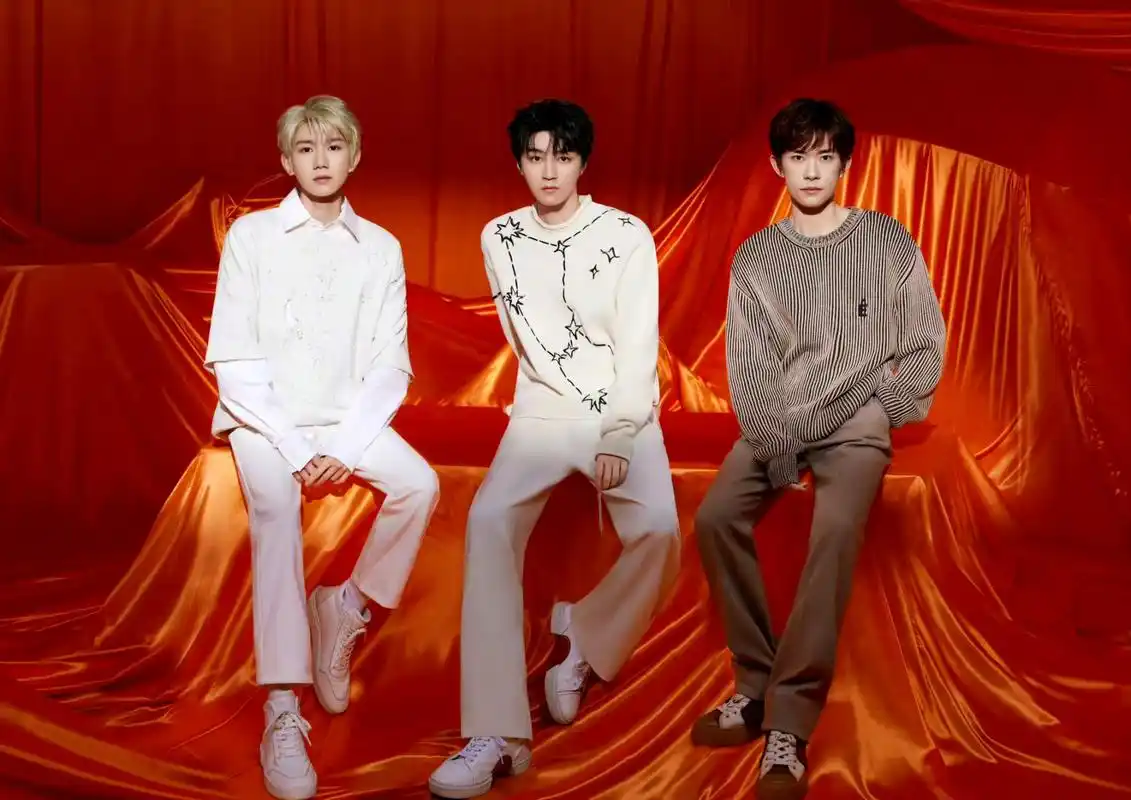 tfboys最新团体合照里,只有易烊千玺没有穿白色