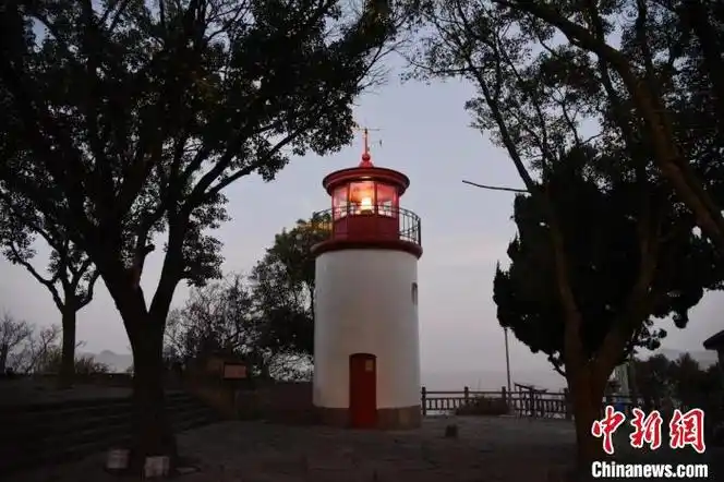 浙江象山东门岛灯塔亮灯. 中新网记者 范宇斌 摄