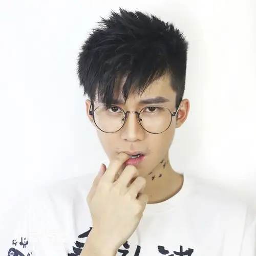 纯净的让人窒息的帅哥学生留黑色短发的帅哥男生们6