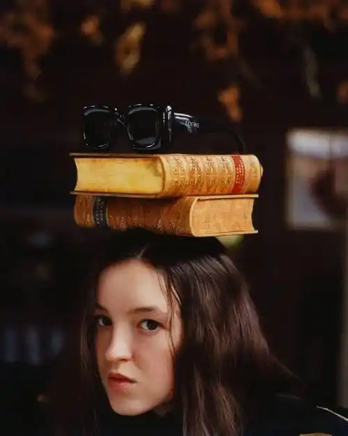 《最后生还者》主演贝拉·拉姆齐杂志大片,童颜少女画风搞怪_妖孽