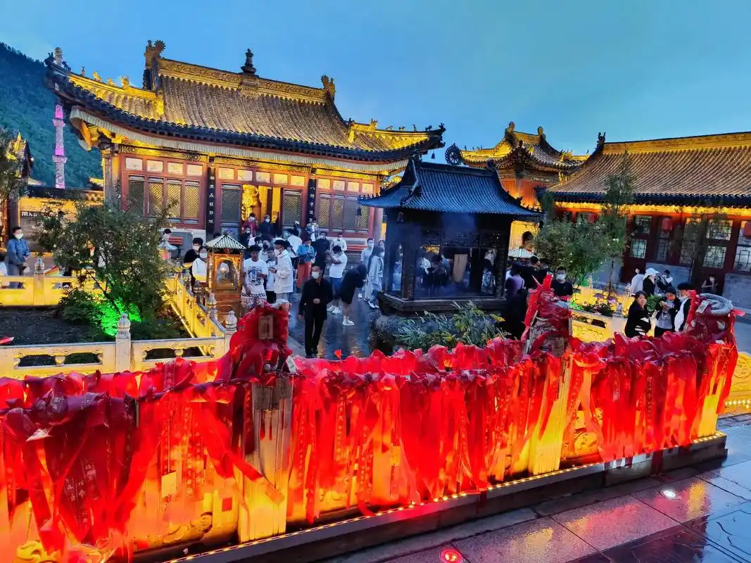 五台山广化寺是唯一一座晚上开放的寺庙,无须加滤镜,夜景下的广 - 抖